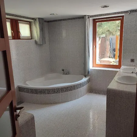 Villa Large House With Parking, 30 Min To Prague Center *