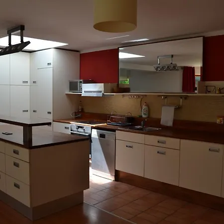 Large House With Parking, 30 Min To Prague Center