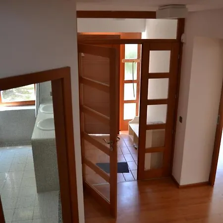 Villa Large House With Parking, 30 Min To Prague Center