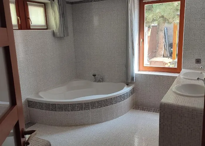 Villa Large House With Parking, 30 Min To Prague Center *